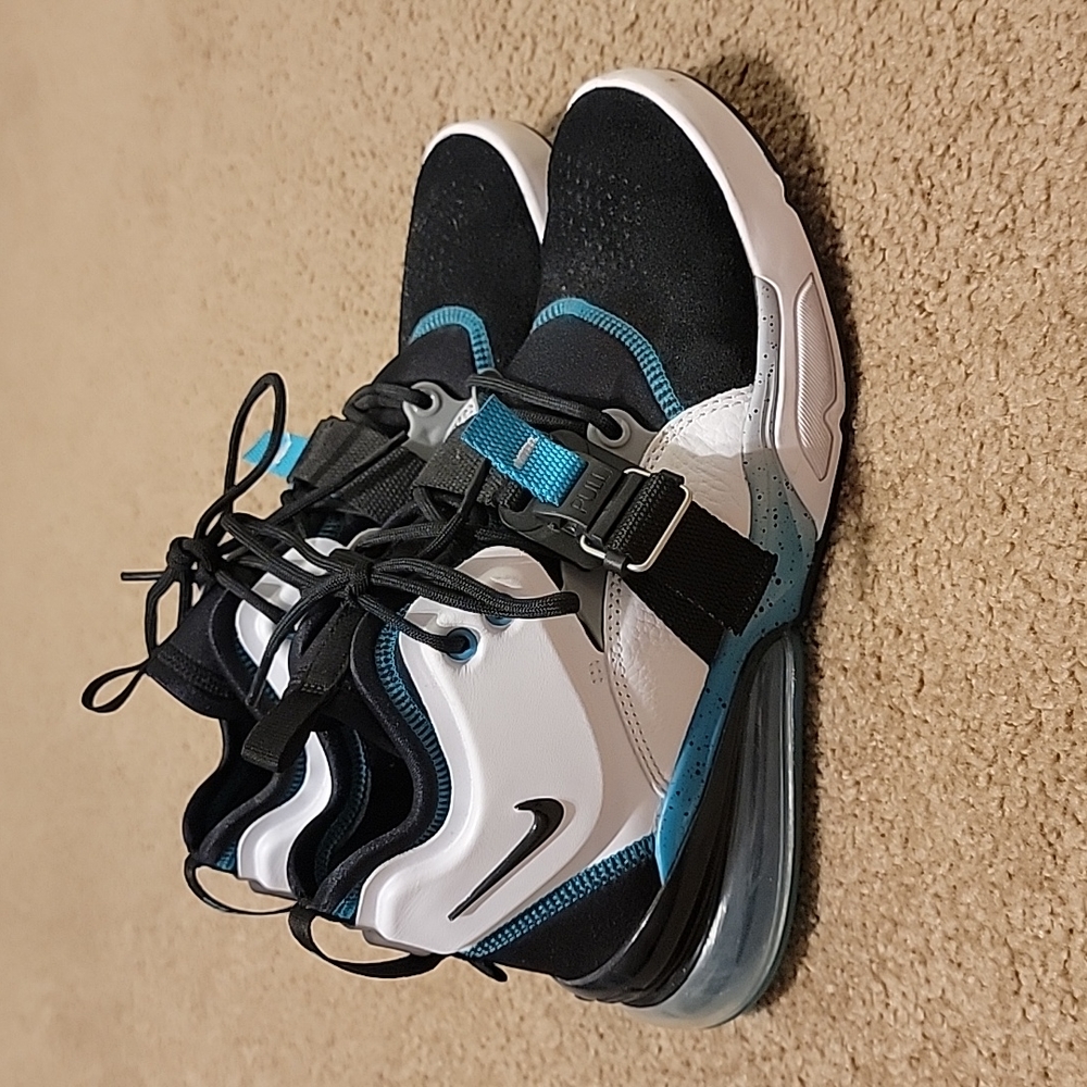 Size 9.5 Womens Nike Air Shoes
